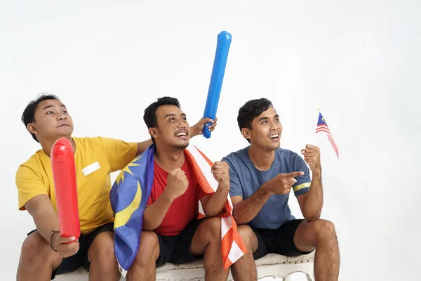 Torcedor masculino segurando bandeira da malásia — Fotografia de Stock