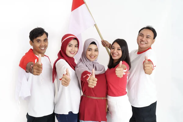 Grupo indonesio de amigos mostrando el pulgar hacia arriba durante el día nacional de la indonesia —  Fotos de Stock