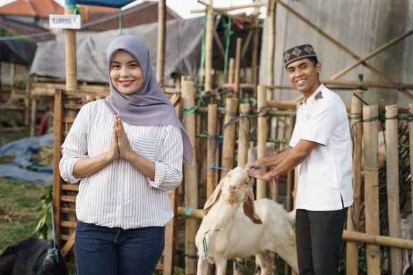Muslim wanita dengan kambing untuk idul adha qurban pengorbanan — Stok Foto