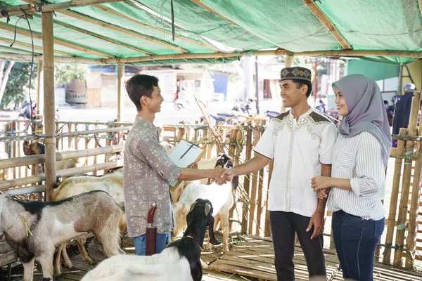 Muslim orang berjabat tangan dengan petani setelah membeli kambing — Stok Foto