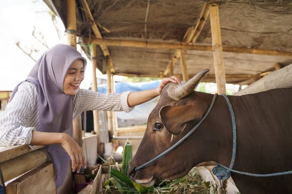 イスラム教徒の女性農民の飼料動物 — ストック写真