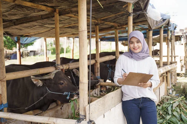 農場に立つイスラム教徒のアジア系女性農家 — ストック写真