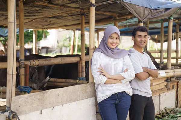 Pria dan wanita yang bahagia berdiri di peternakan — Stok Foto