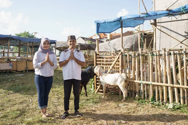 Pria dan wanita yang bahagia berdiri di peternakan — Stok Foto