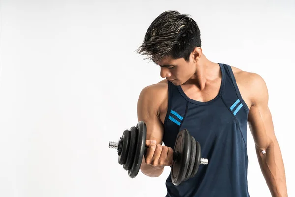 Asiático homem músculos levantar dumbbell pesos com energia no bíceps — Fotografia de Stock