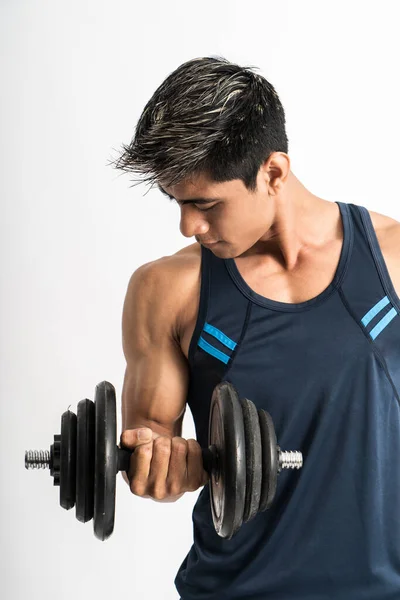 Jovem homem músculos levantar pesos haltere com energia no bíceps — Fotografia de Stock