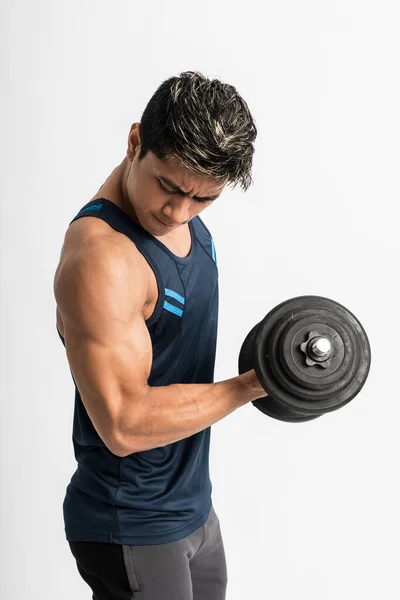 Asiatiska män muskler lyfta hantel vikter med energi i biceps — Stockfoto