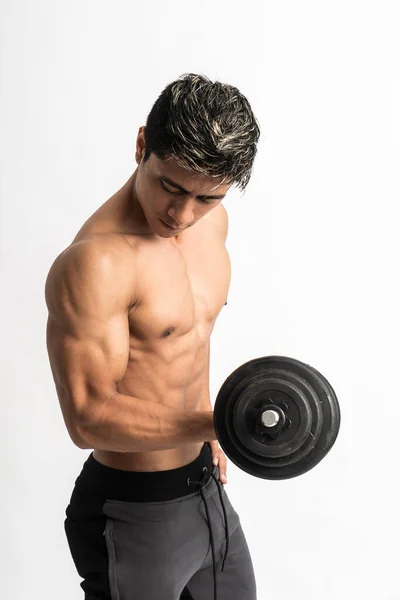 Asiatique homme muscles soulever haltère poids avec de l'énergie dans les biceps — Photo