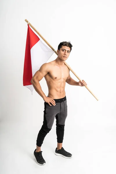 健康的な男性インドネシアは旗を持ち — ストック写真