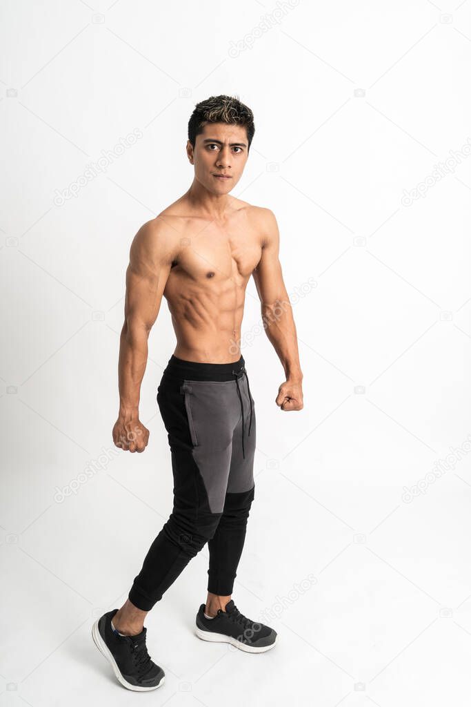 Cuerpo completo imagen de asiático joven mostrando un muscular