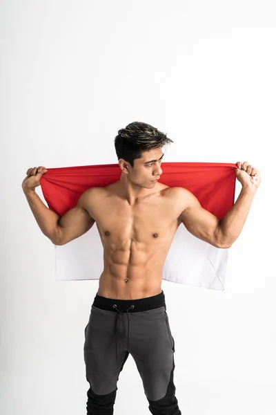 Υγιής άνθρωπος Ινδονησία που κρατά σημαία — Φωτογραφία Αρχείου