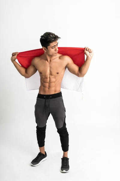 Sağlıklı adam Endonezya bayrağı taşıyor — Stok fotoğraf