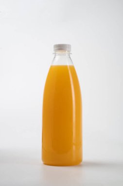 boş plastik şişe üzerinde sıvı ürün