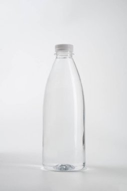 boş plastik şişe üzerinde sıvı ürün