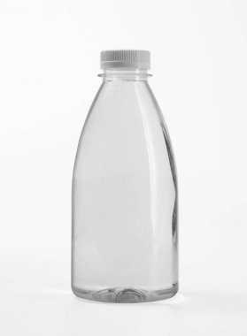 boş plastik şişe üzerinde sıvı ürün