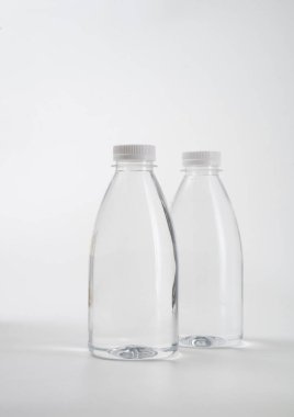 boş plastik şişe üzerinde sıvı ürün