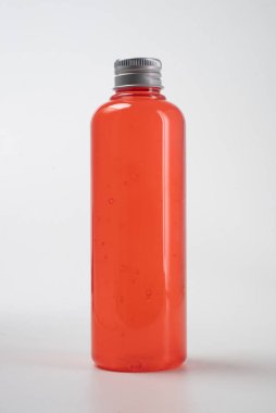 boş plastik şişe üzerinde sıvı ürün