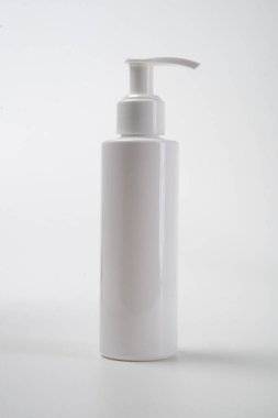 Plastik şişe el dezenfektanı modeli.