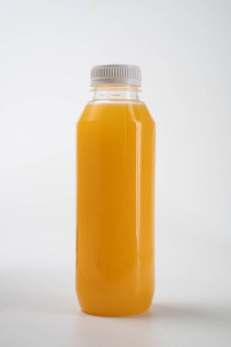 boş plastik şişe üzerinde sıvı ürün