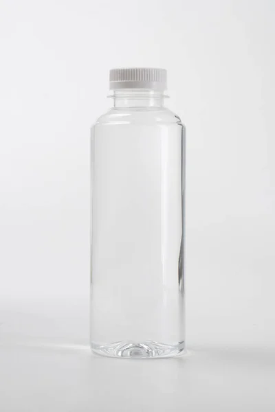 Flüssiges Produkt auf leerer Plastikflasche — Stockfoto