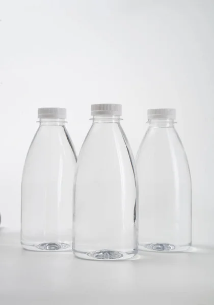 빈 플라스틱 용기 병 위에 있는 액체 제품 — 스톡 사진