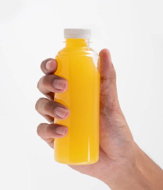 Plastik şişe maketinde el yapımı içecek.