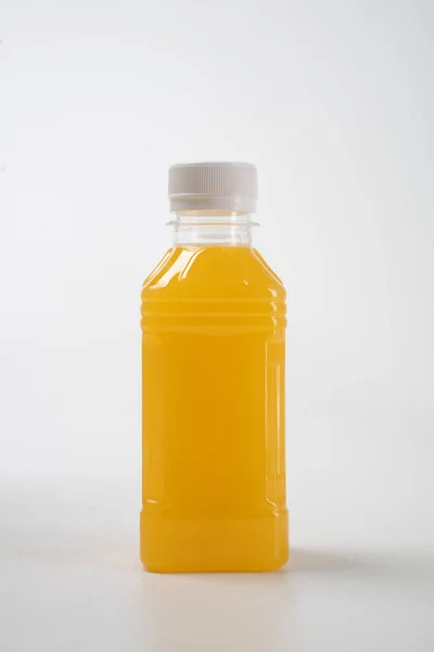 Flüssiges Produkt auf leerer Plastikflasche — Stockfoto