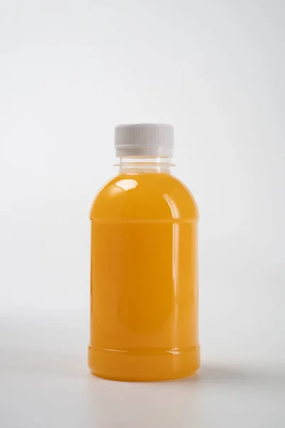 Boş plastik şişe üzerinde sıvı ürün — Stok fotoğraf