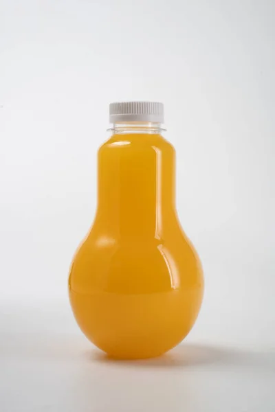 Flytende produkt på flaske av tom plast – stockfoto