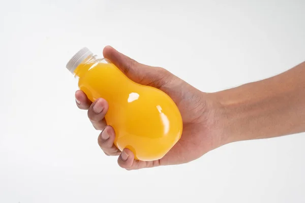 Hand houden drank product op plastic fles mockup — Stockfoto