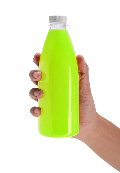 Mão segurando o produto da bebida no mockup plástico da garrafa — Fotografia de Stock