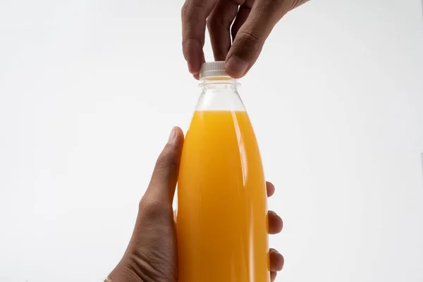 Hand houden drank product op plastic fles mockup — Stockfoto