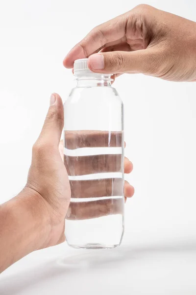 Жидкий продукт на пустой пластиковой бутылке — стоковое фото