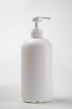 Plastik şişe el dezenfektanı modeli.