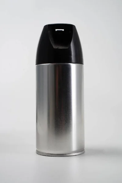 Tomma aluminium spray burk isolerad — Stockfoto