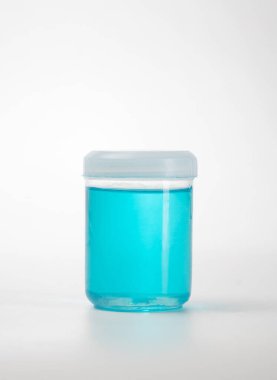 Beyaz arka planda idrar şişesi