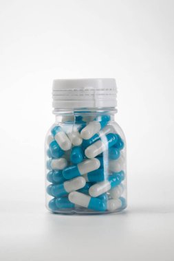 Capletler ilaç şişesi beyaz üzerine izole