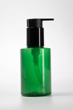 şişe pompası beyaz üzerine kozmetik model