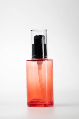 şişe pompası beyaz üzerine kozmetik model