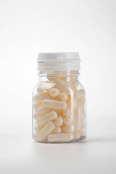 Bouteille de médicament caplets isolé sur blanc — Photo