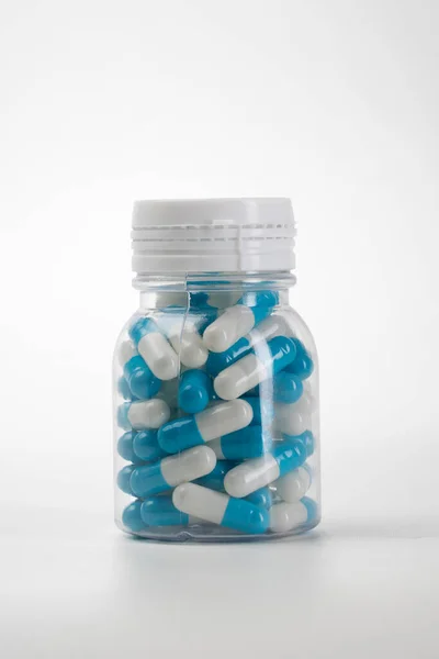 Frasco de medicamento de caplets isolado em branco — Fotografia de Stock