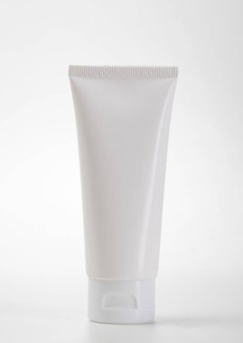Tüp kese ayakta duran beyaz plastik ürün modeli.