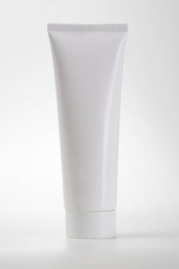 Tüp kese ayakta duran beyaz plastik ürün modeli.