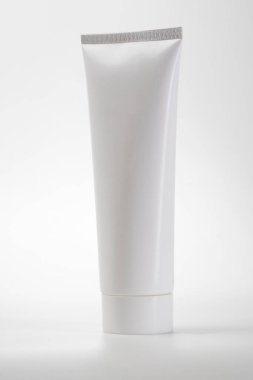 Tüp kese ayakta duran beyaz plastik ürün modeli.