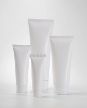 Tüp kese ayakta duran beyaz plastik ürün modeli.