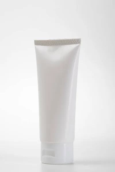 흰색 플라스틱 제품 흉내를 내며 서 있는 관 모양의 주머니 — 스톡 사진