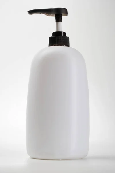 Makieta kosmetyczna pompy butelki nad białym — Zdjęcie stockowe