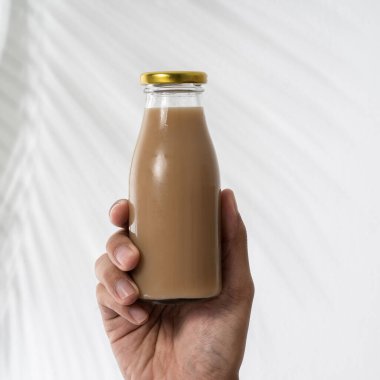 Cam şişedeki kahve, ürün modeli.