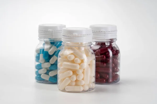 Frasco de medicamento de caplets isolado em branco — Fotografia de Stock