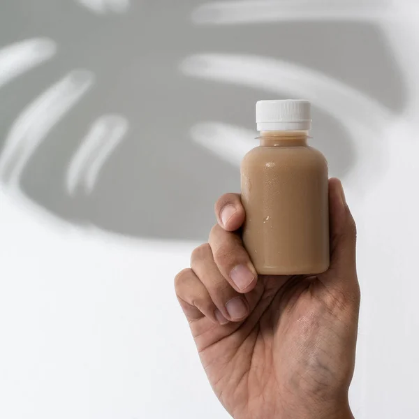 Hand houden plastic fles product mockup — Stockfoto